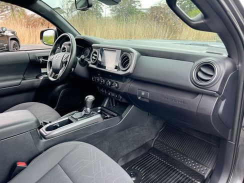 Used 2019 Toyota Tacoma TRD Off-Road w/ Technology Package AWD/4WD image 27