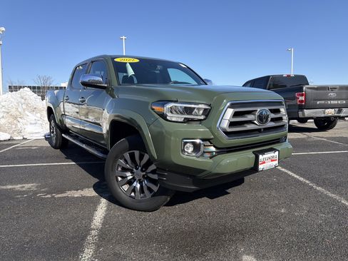 Used 2022 Toyota Tacoma Limited image 1