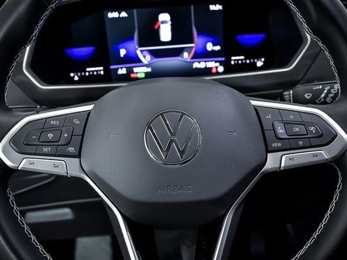 Certified 2024 Volkswagen Tiguan SE w/ Panoramic Sunroof Package image 18