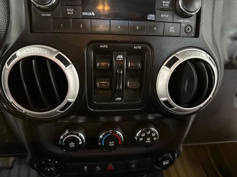 Used 2014 Jeep Wrangler Unlimited Rubicon w/ Connectivity Group AWD/4WD image 12