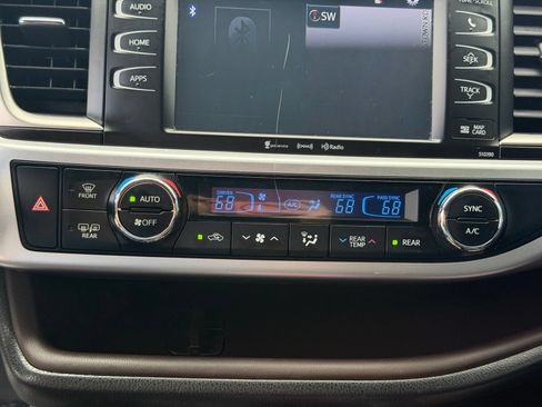 Used 2019 Toyota Highlander XLE AWD/4WD image 22