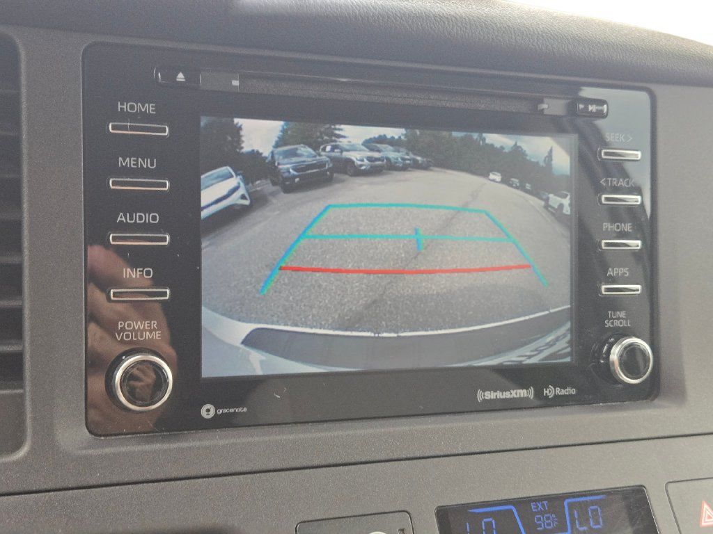 Used 2018 Toyota Sienna LE FWD image 23