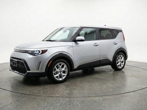 Used 2025 Kia Soul LX w/ LX Technology Package FWD image 3