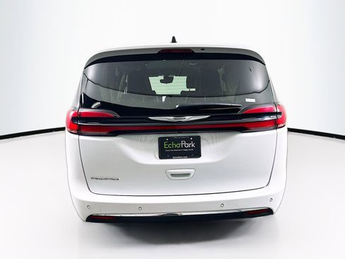 Used 2024 Chrysler Pacifica Touring-L image 7