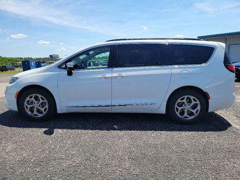 Used 2023 Chrysler Pacifica Limited FWD image 5