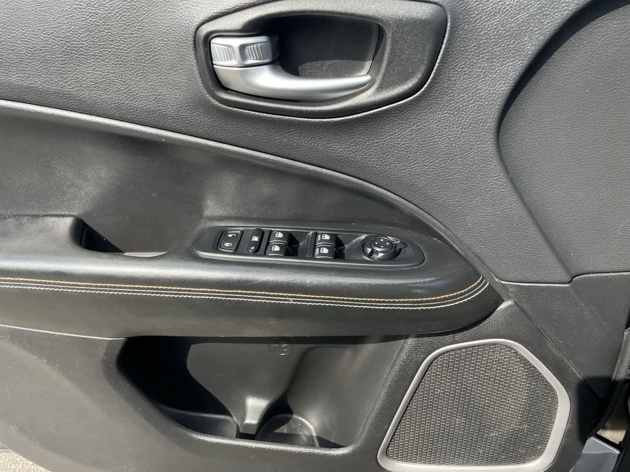 Used 2018 Jeep Compass Latitude w/ Cold Weather Group AWD/4WD image 30