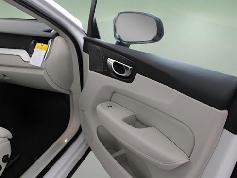 New 2026 Volvo XC60 T8 Ultra w/ Protection Package Premier image 15