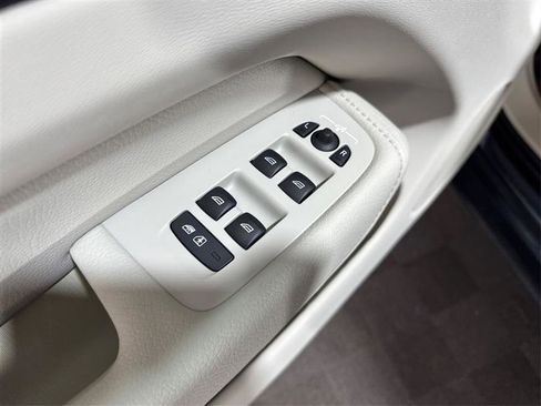 Used 2022 Volvo XC60 B5 Momentum image 34