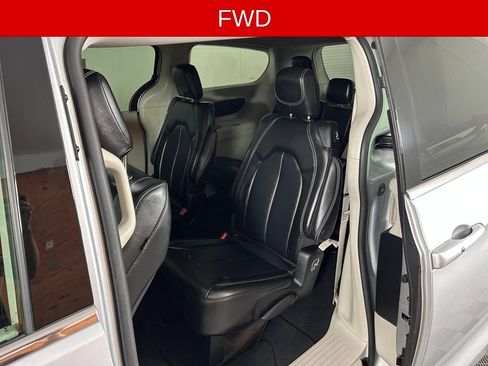 Used 2024 Chrysler Pacifica Touring-L FWD image 13