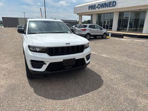 Used 2023 Jeep Grand Cherokee Altitude AWD/4WD image 3