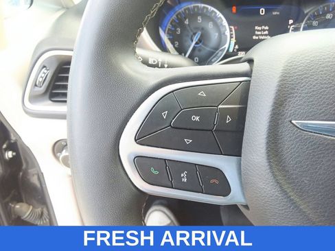 Used 2023 Chrysler Pacifica Touring-L FWD image 24
