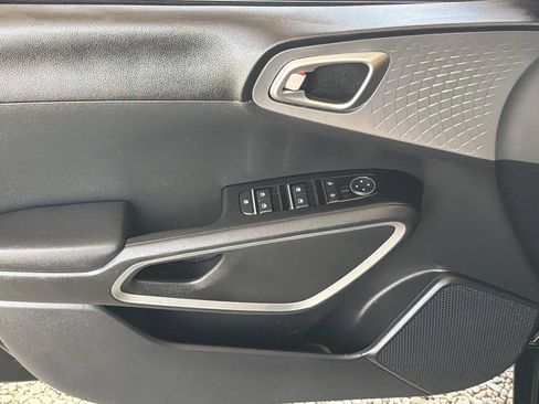 Used 2025 Kia Soul LX w/ LX Technology Package FWD image 3