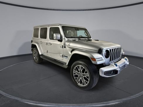 Used 2022 Jeep Wrangler Unlimited Sahara AWD/4WD image 2