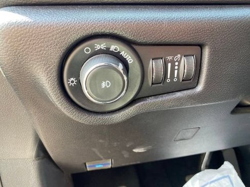 Used 2025 Chrysler Pacifica Select FWD image 18
