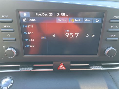 Used 2025 Hyundai Elantra Blue image 12