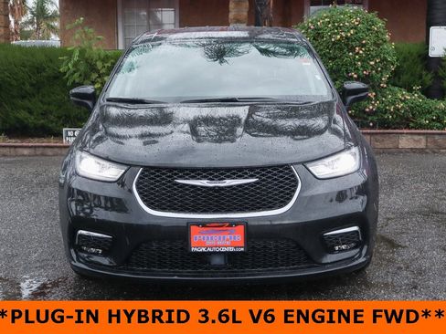 Used 2023 Chrysler Pacifica Touring-L image 3