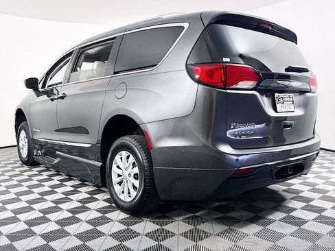 Used 2018 Chrysler Pacifica Touring-L w/ Advanced Safetytec Group FWD image 21