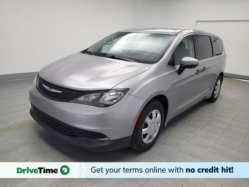 Used 2020 Chrysler Voyager L image 1