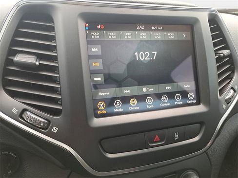 Certified 2022 Jeep Cherokee Latitude w/ Sun & Sound Group image 18