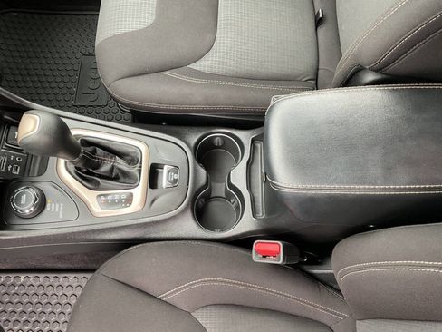 Used 2017 Jeep Cherokee Latitude w/ Cold Weather Group AWD/4WD image 26