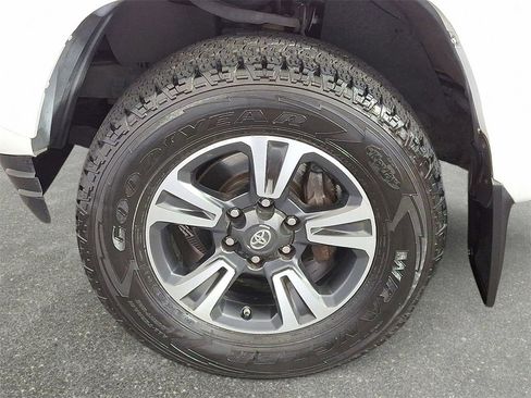 Used 2019 Toyota Tacoma TRD Sport image 11