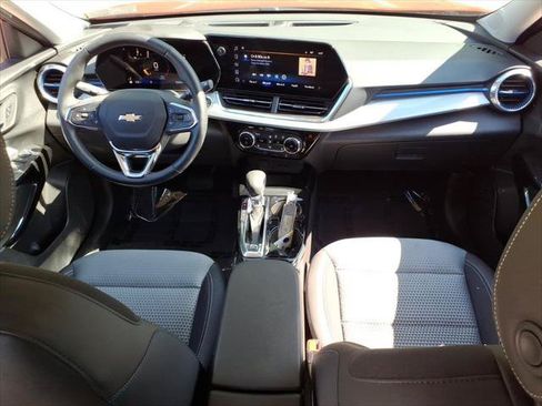 Used 2026 Chevrolet Trax LT w/ LT Convenience Package FWD image 11