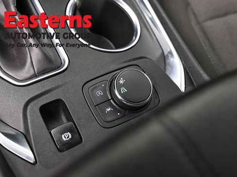 Used 2022 Chevrolet Traverse LT FWD image 21
