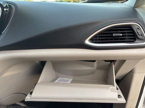 Used 2024 Chrysler Pacifica Touring-L FWD image 32