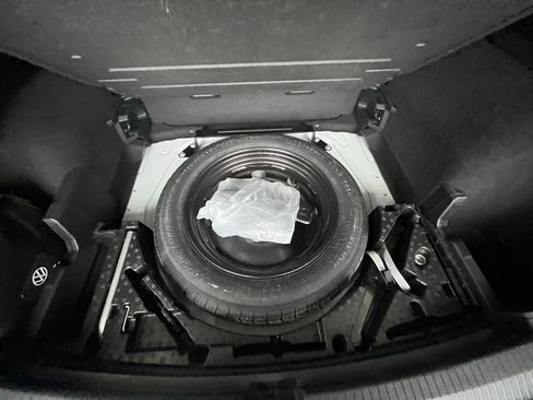 Certified 2022 Volkswagen Tiguan SE R-Line image 31