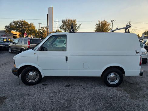 Used 2001 Chevrolet Astro Minivan 3D image 4
