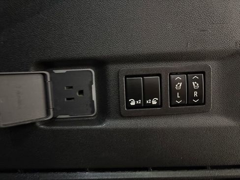 Used 2023 GMC Yukon XL AT4 w/ Technology Package image 37