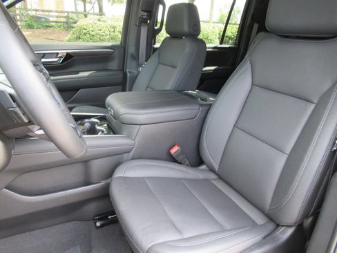 Used 2025 Chevrolet Suburban Z71 w/ Comfort Package AWD/4WD image 20