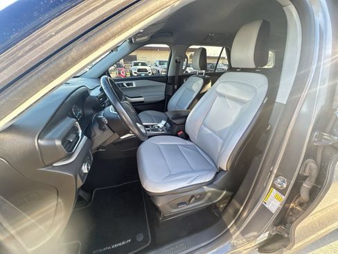 Used 2021 Ford Explorer XLT w/ Equipment Group 202A AWD/4WD image 19