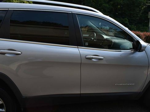 Used 2018 Jeep Cherokee Limited AWD/4WD image 60