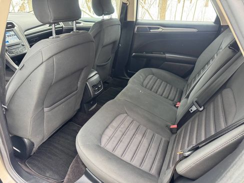 Used 2017 Ford Fusion SE w/ Fusion SE Technology Package image 12