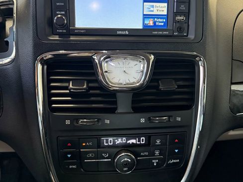 Used 2012 Chrysler Town & Country Touring image 11