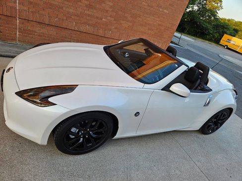 Used 2010 Nissan 370Z Touring image 22