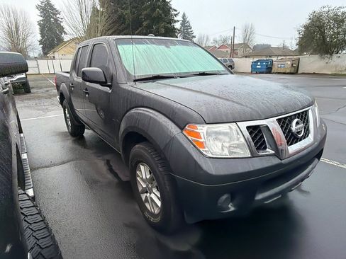 Used 2015 Nissan Frontier SV image 2