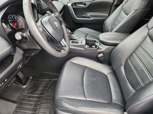 Used 2021 Toyota RAV4 XLE Premium image 9