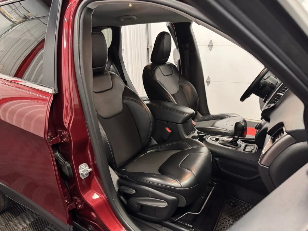 Used 2019 Jeep Cherokee Latitude Plus FWD image 46