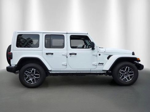Used 2025 Jeep Wrangler Unlimited Sahara AWD/4WD image 6