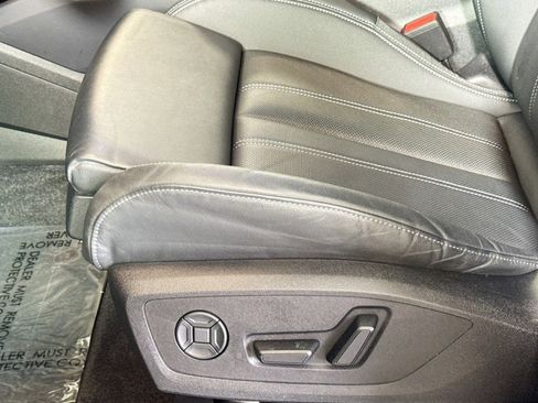 Used 2025 Audi Q6 e-tron Premium Plus image 17