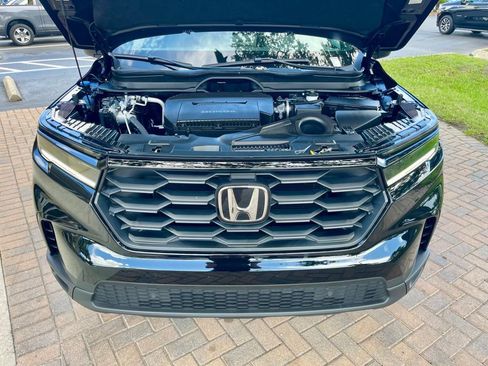 Used 2025 Honda Pilot Sport image 18