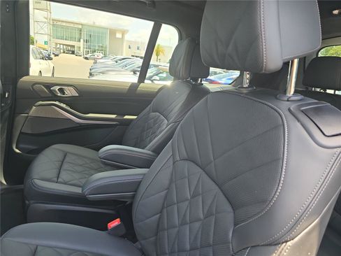 Certified 2024 BMW X7 xDrive40i w/ M Sport Package AWD/4WD image 15