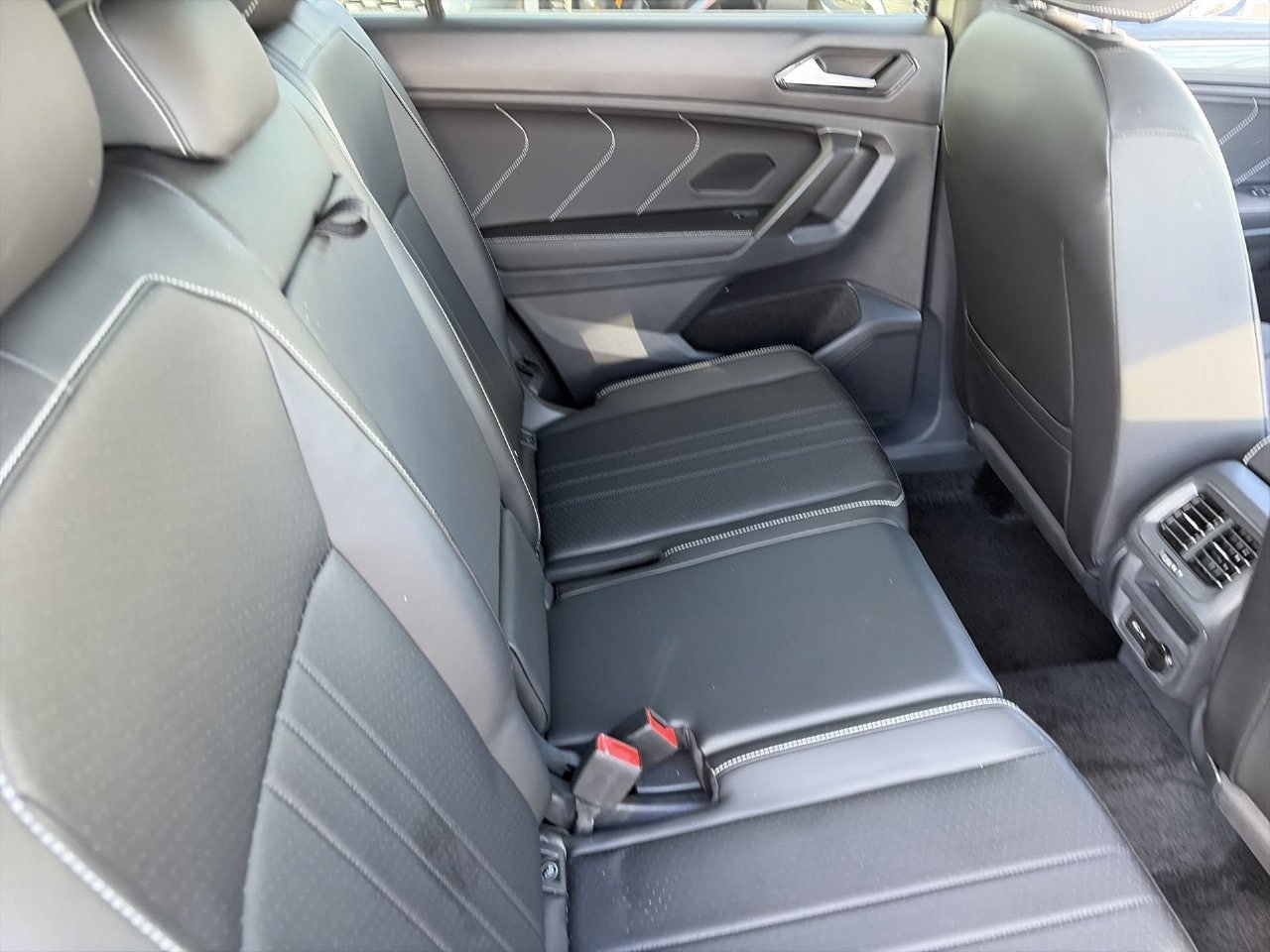 Used 2024 Volkswagen Tiguan SE R-Line FWD image 12