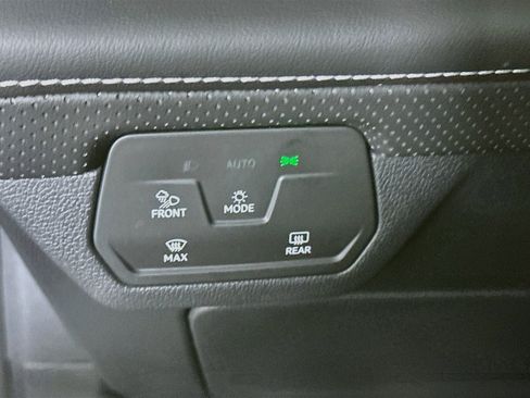 Used 2025 Volkswagen Atlas SE FWD image 17