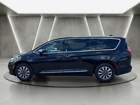 Used 2023 Chrysler Pacifica Limited FWD image 4