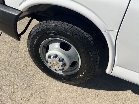 Used 2015 Chevrolet Express 3500 Extended image 9