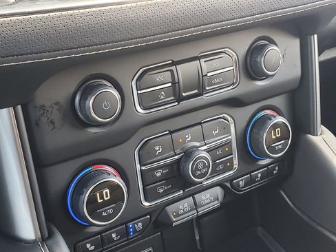 Used 2024 Chevrolet Suburban Premier image 29