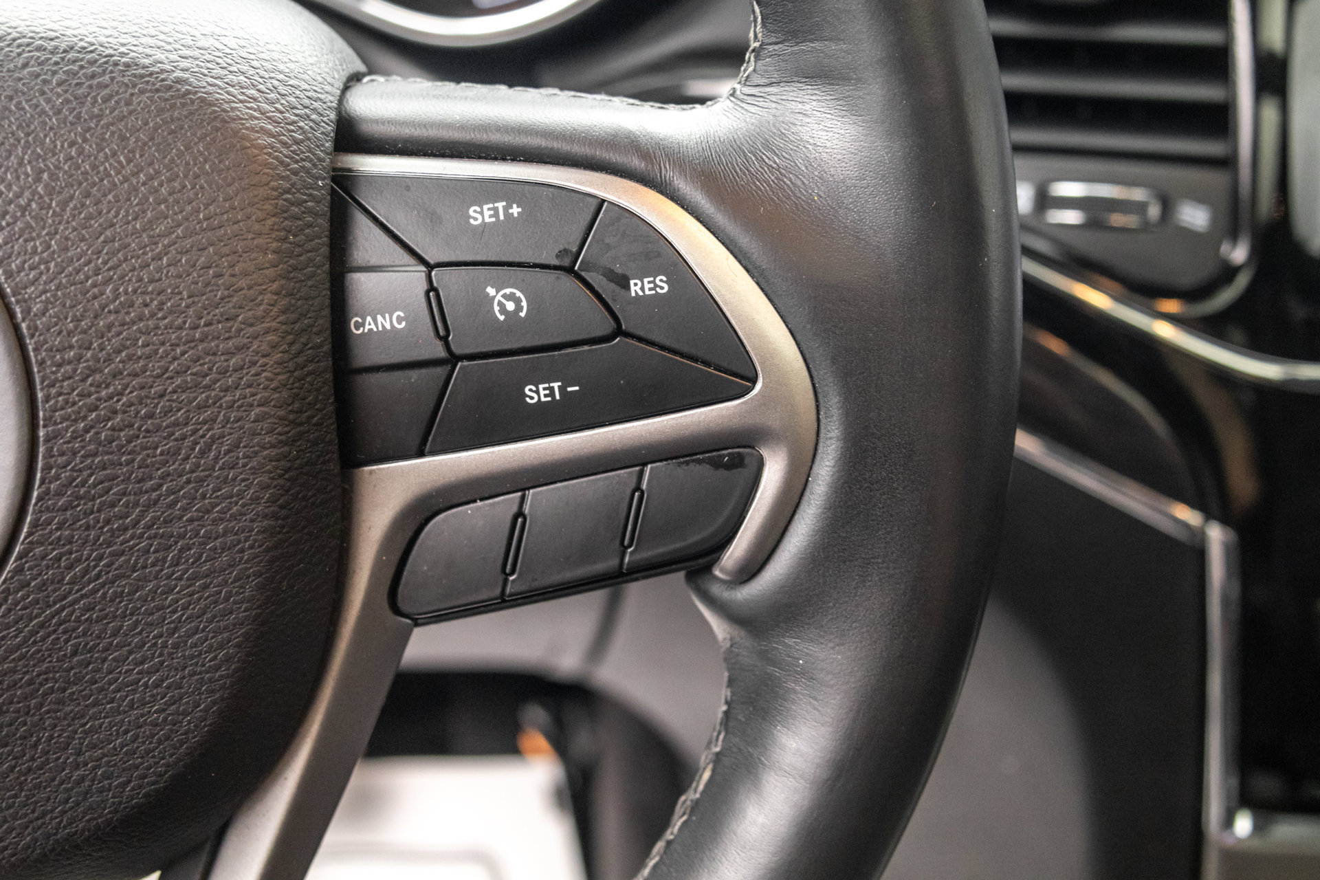 Used 2019 Jeep Grand Cherokee Overland AWD/4WD image 18